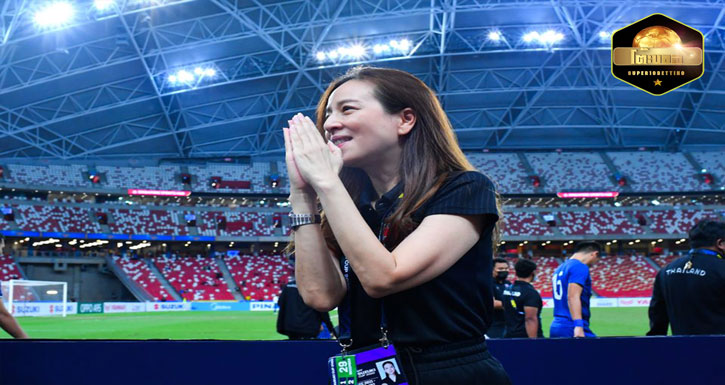 มาดามแป้ง ชมแข้งไทย