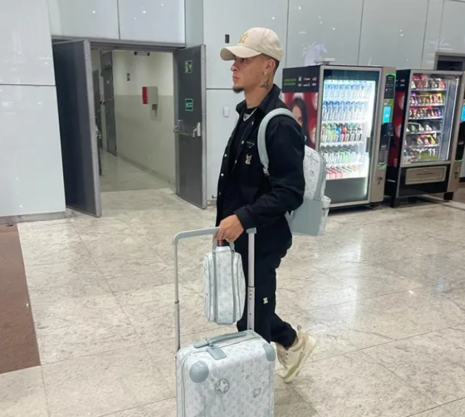 อันโตนี บินกลับอังกฤษ และเตรียมให้ปากคำ ในคดีทำร้ายร่างกายแฟนสาว