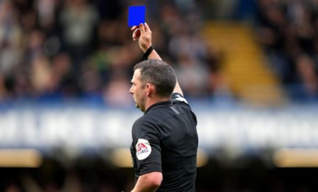 ข่าวบอล IFAB เตรียมทดลองใช้ ใบน้ำเงิน ในฟุตบอลระดับอาชีพ